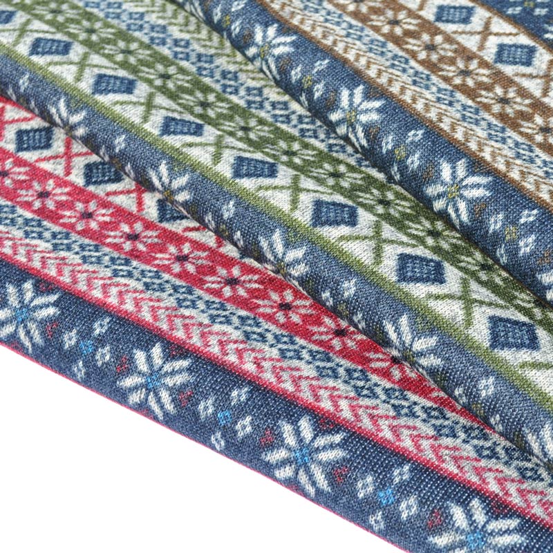 「犬寝袋＆カフェマット」の撮影中もぬくぬく、ねんねzzz｜ふわっと、もこもこ寝袋「保温効果抜群ニットボンディング」｜ジャガードニット裏ボア生地