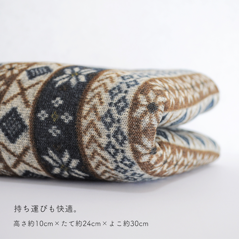 「犬寝袋＆カフェマット」の撮影中もぬくぬく、ねんねzzz｜ふわっと、もこもこ寝袋「保温効果抜群ニットボンディング」｜ジャガードニット裏ボア生地