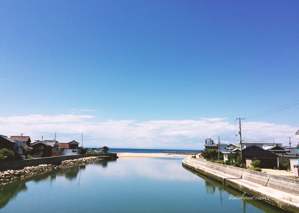 犬服の撮影スポットを海沿いをランニングしながら探す。