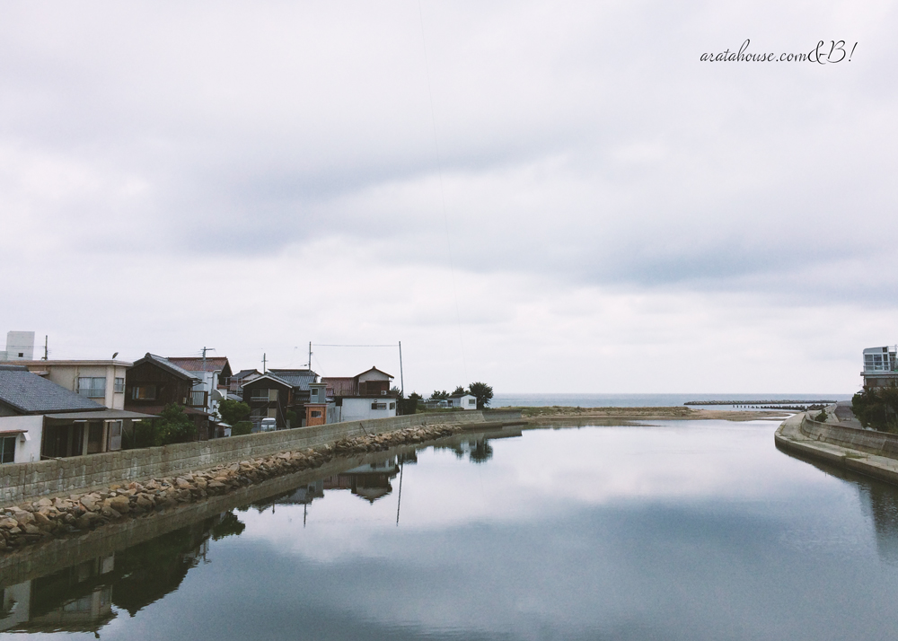 am8:00海辺を歩くと、