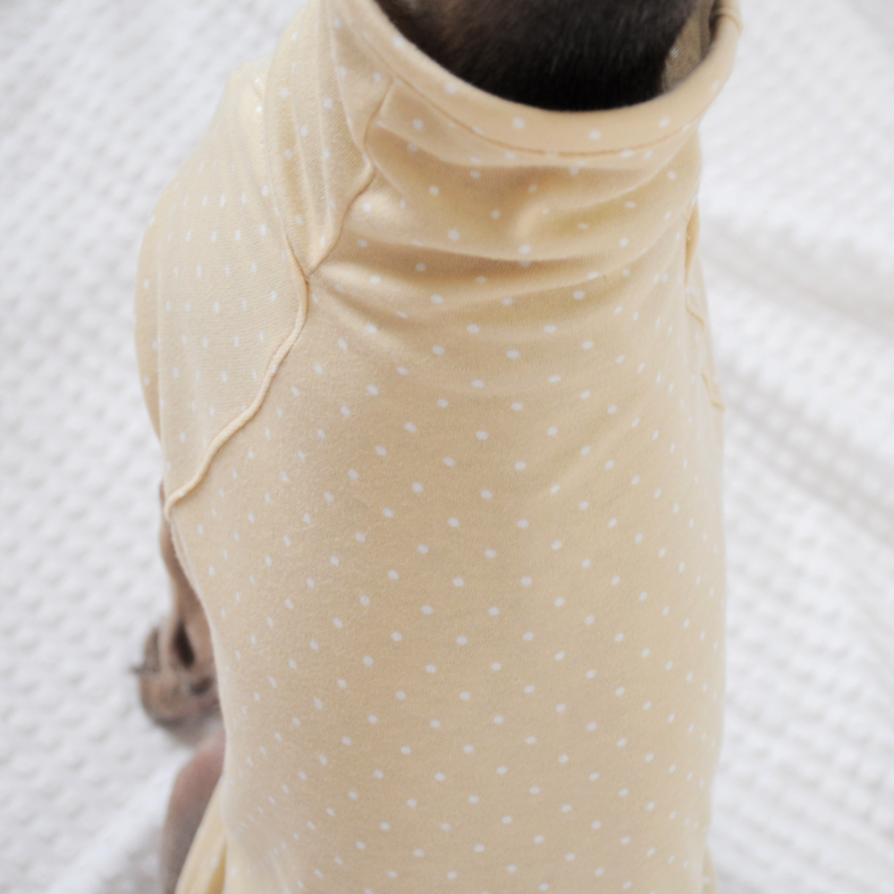 「犬服デザイン」首元の前後に縫い目がないタイプのネックについて「肌荒れ予防｜掻き癖保護｜防寒対策」