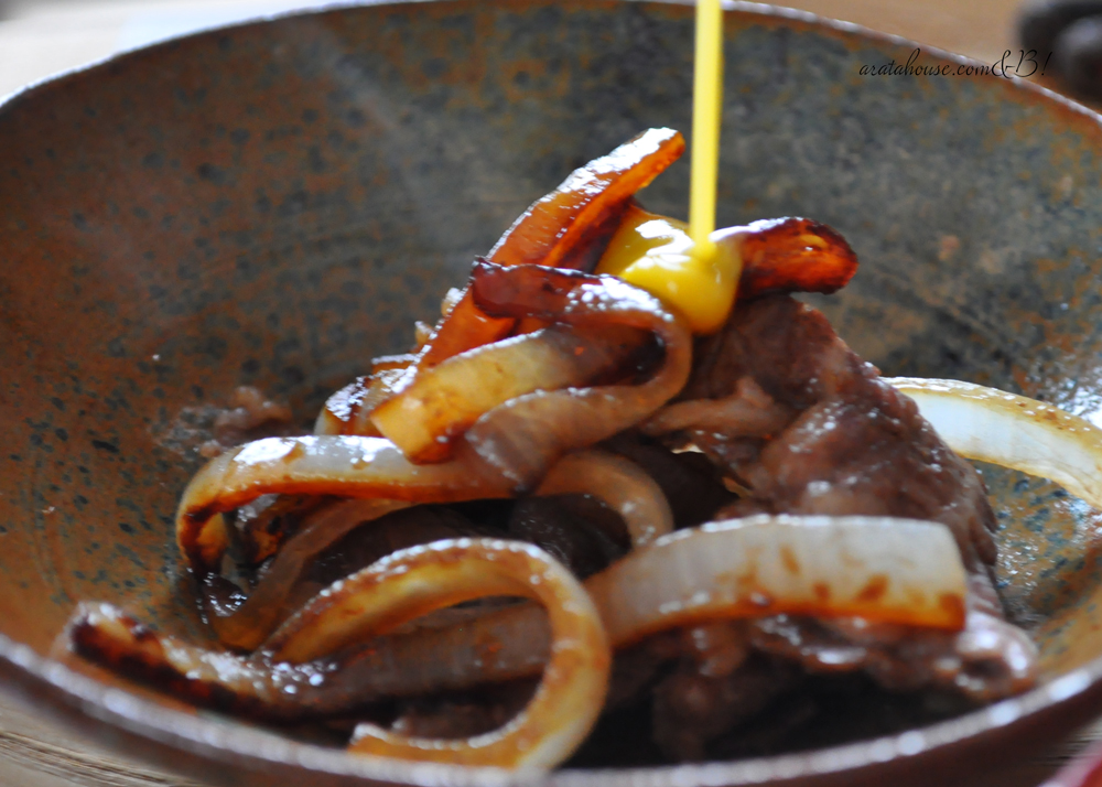 肉を食う。妻が涙を流す。