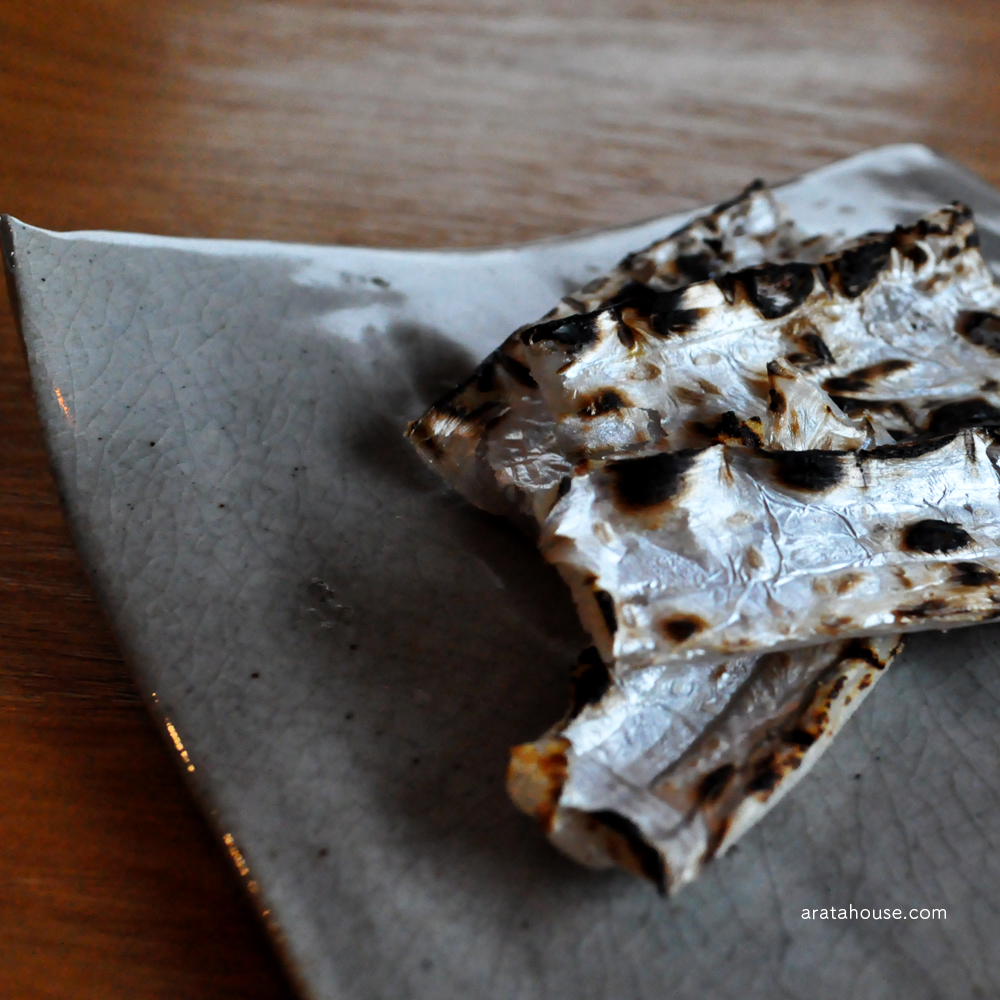 淡路島の漁師(隣の爺さん)が釣った新鮮な太刀魚。刺身、酢漬け、炙り、寿司を熱燗とともに。