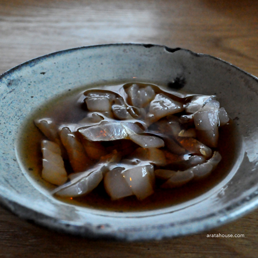 淡路島の漁師(隣の爺さん)が釣った新鮮な太刀魚。刺身、酢漬け、炙り、寿司を熱燗とともに。