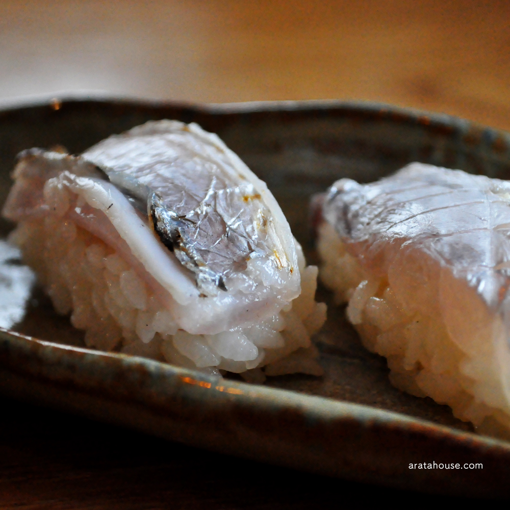 淡路島の漁師(隣の爺さん)が釣った新鮮な太刀魚。刺身、酢漬け、炙り、寿司を熱燗とともに。