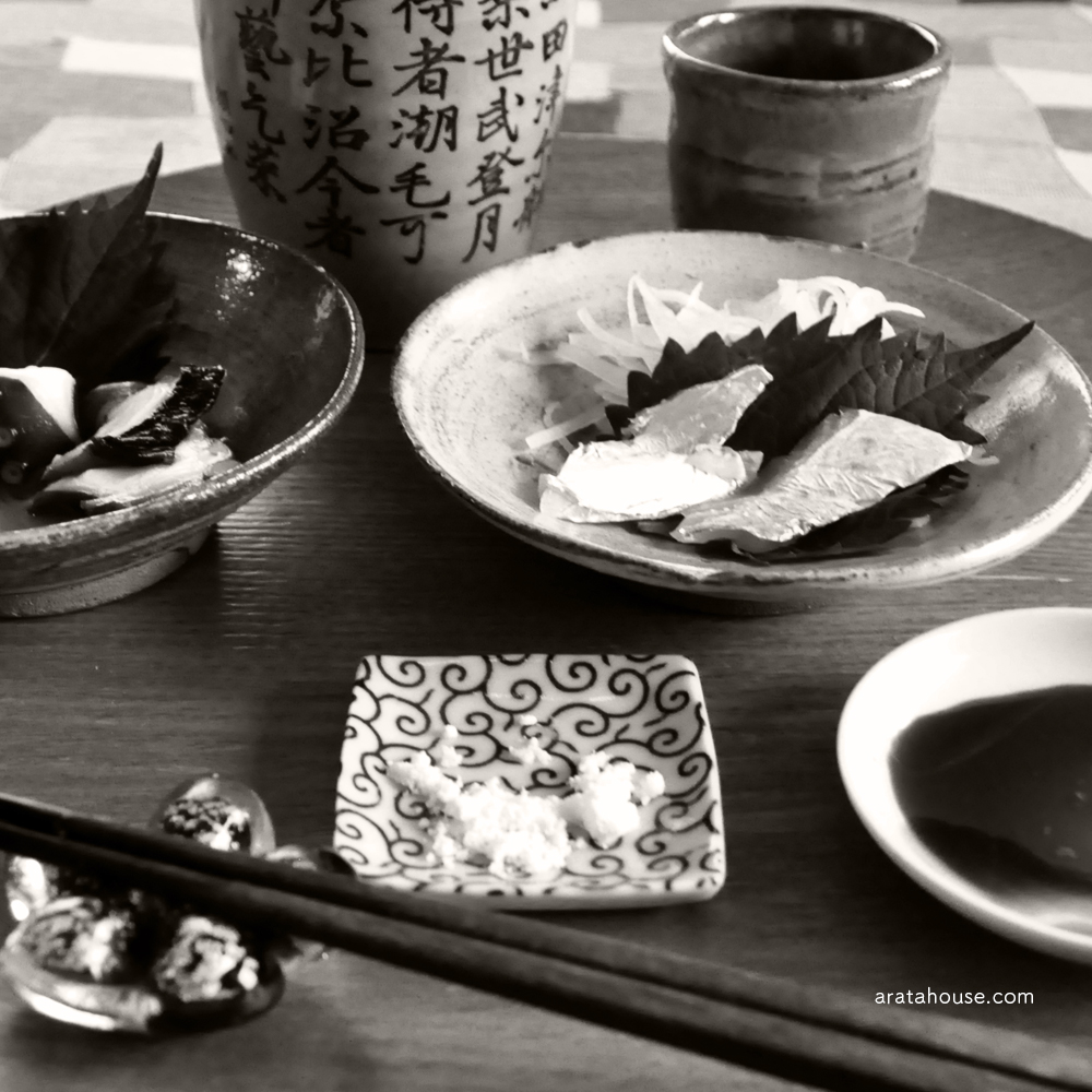 淡路島の漁師(隣の爺さん)が釣った新鮮な太刀魚。刺身、酢漬け、炙り、寿司を熱燗とともに。