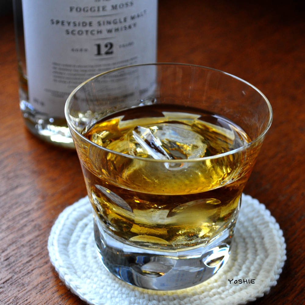 静かな時間をウイスキーを片手に、でもグラスの雫が気になる。