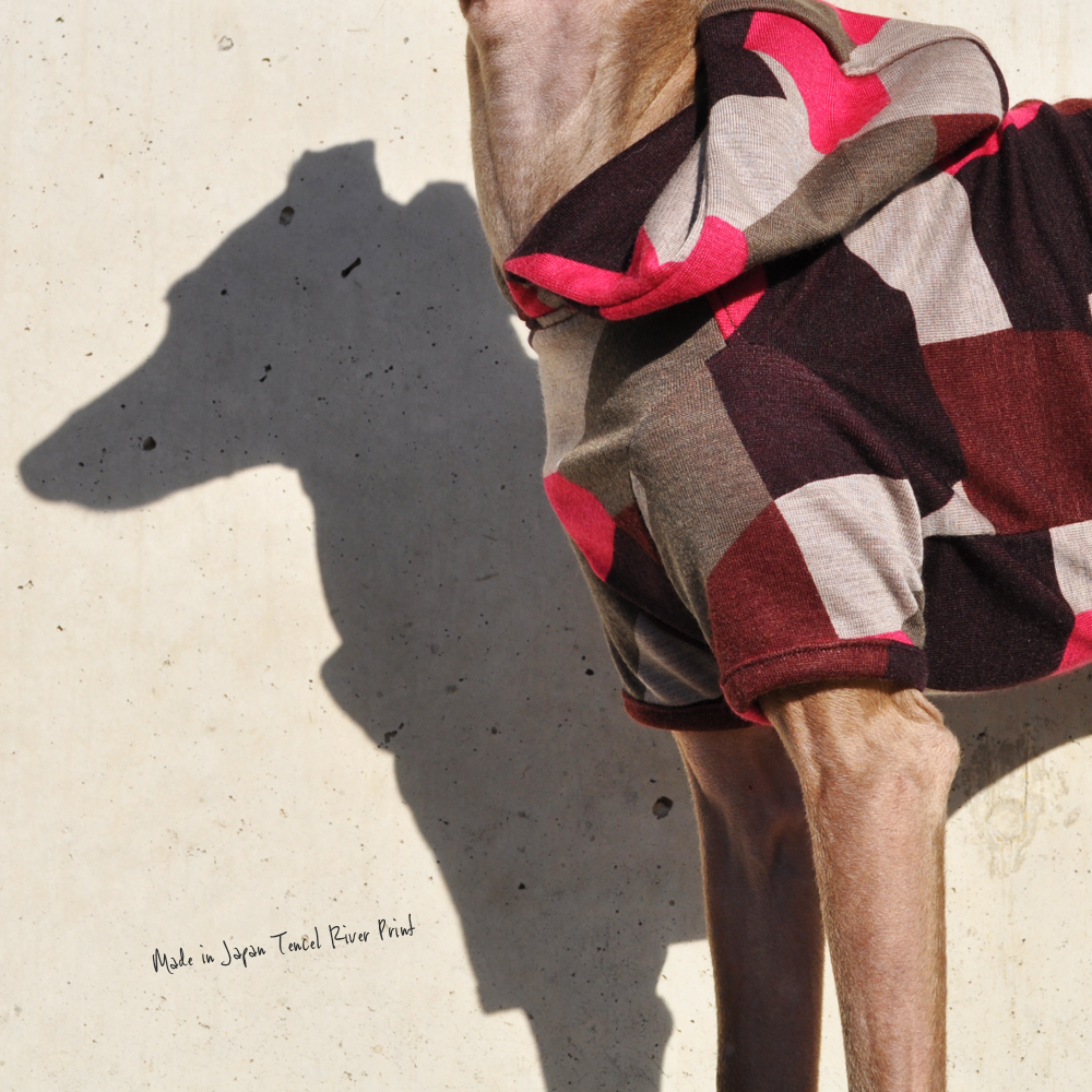 カラフルで滑らかな質感が気持ち良い犬服を作りました(日本製)