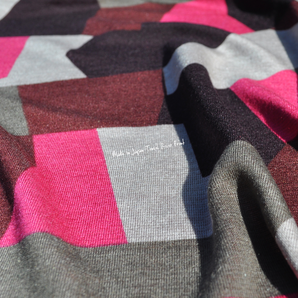 カラフルで滑らかな質感が気持ち良い犬服を作りました(日本製)