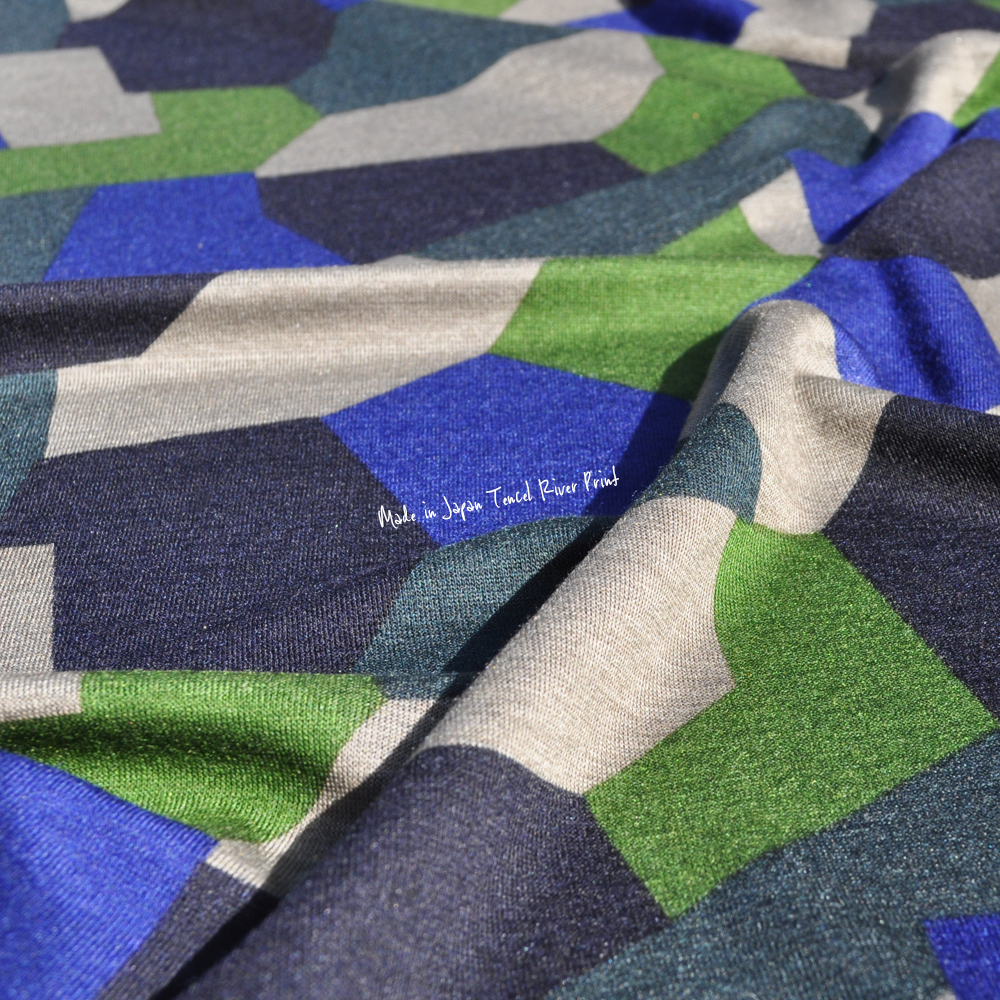 カラフルで滑らかな質感が気持ち良い犬服を作りました(日本製)