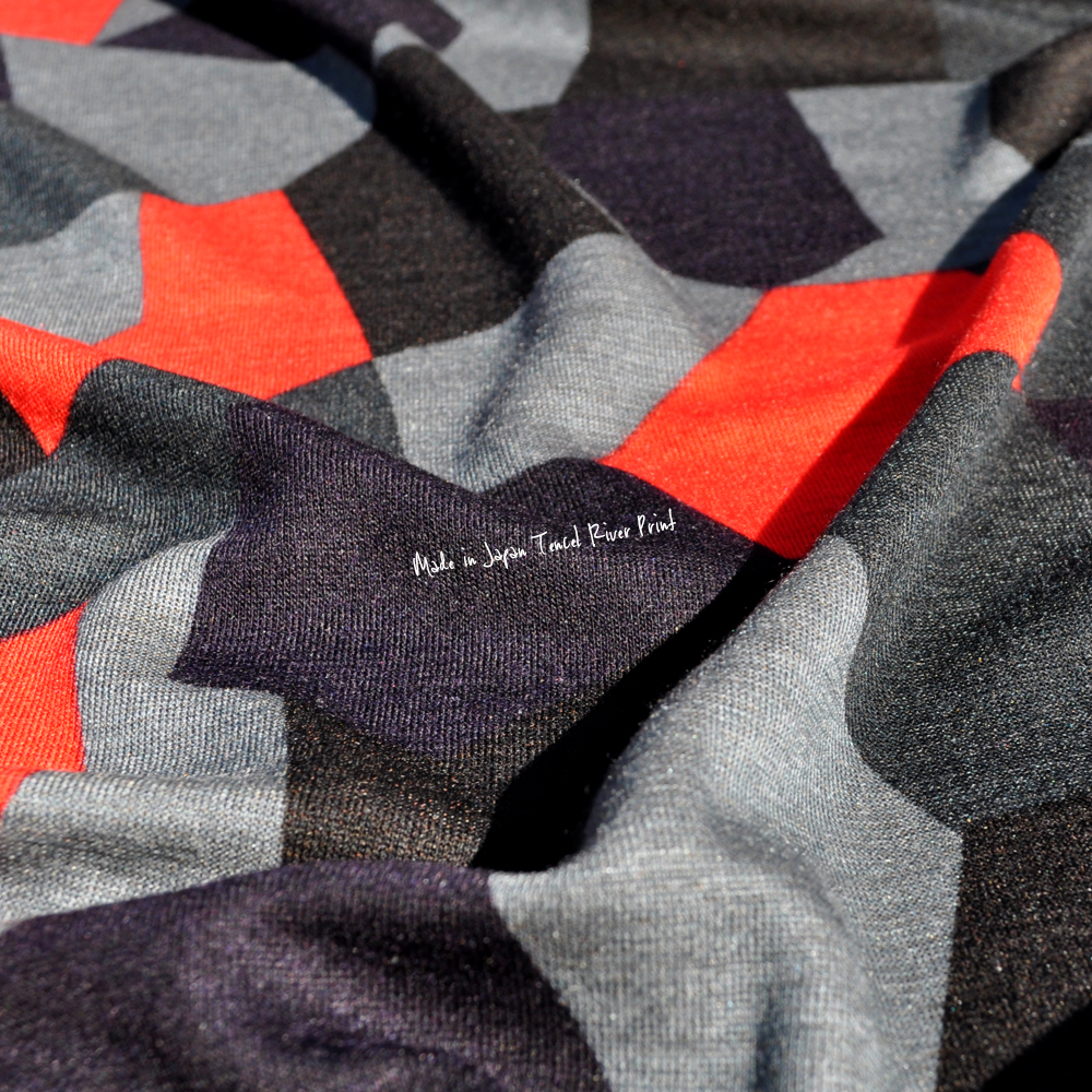 カラフルで滑らかな質感が気持ち良い犬服を作りました(日本製)