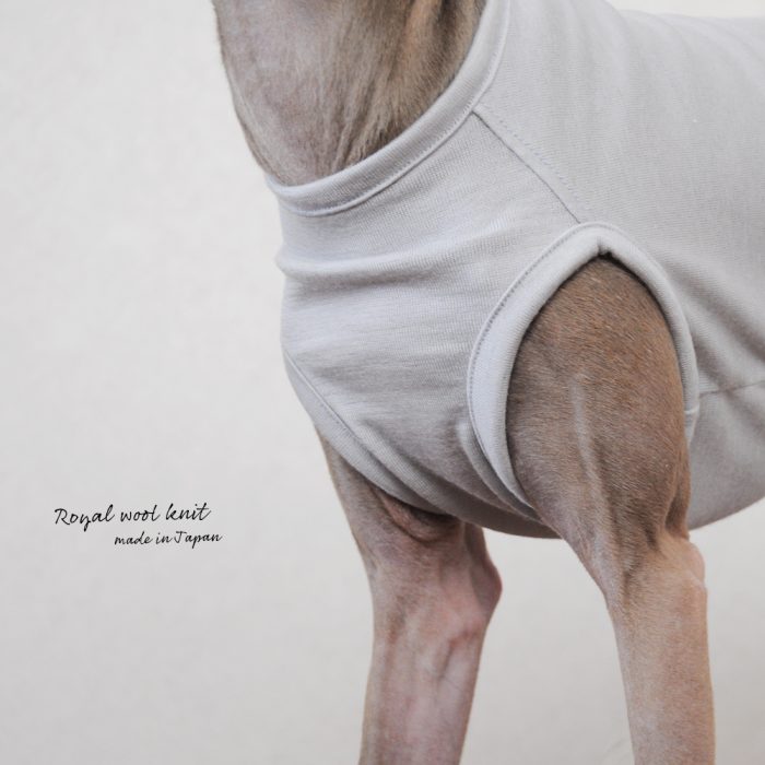 シンプルに着るほど美しさが引きたつ犬服|ロイヤルウールニット