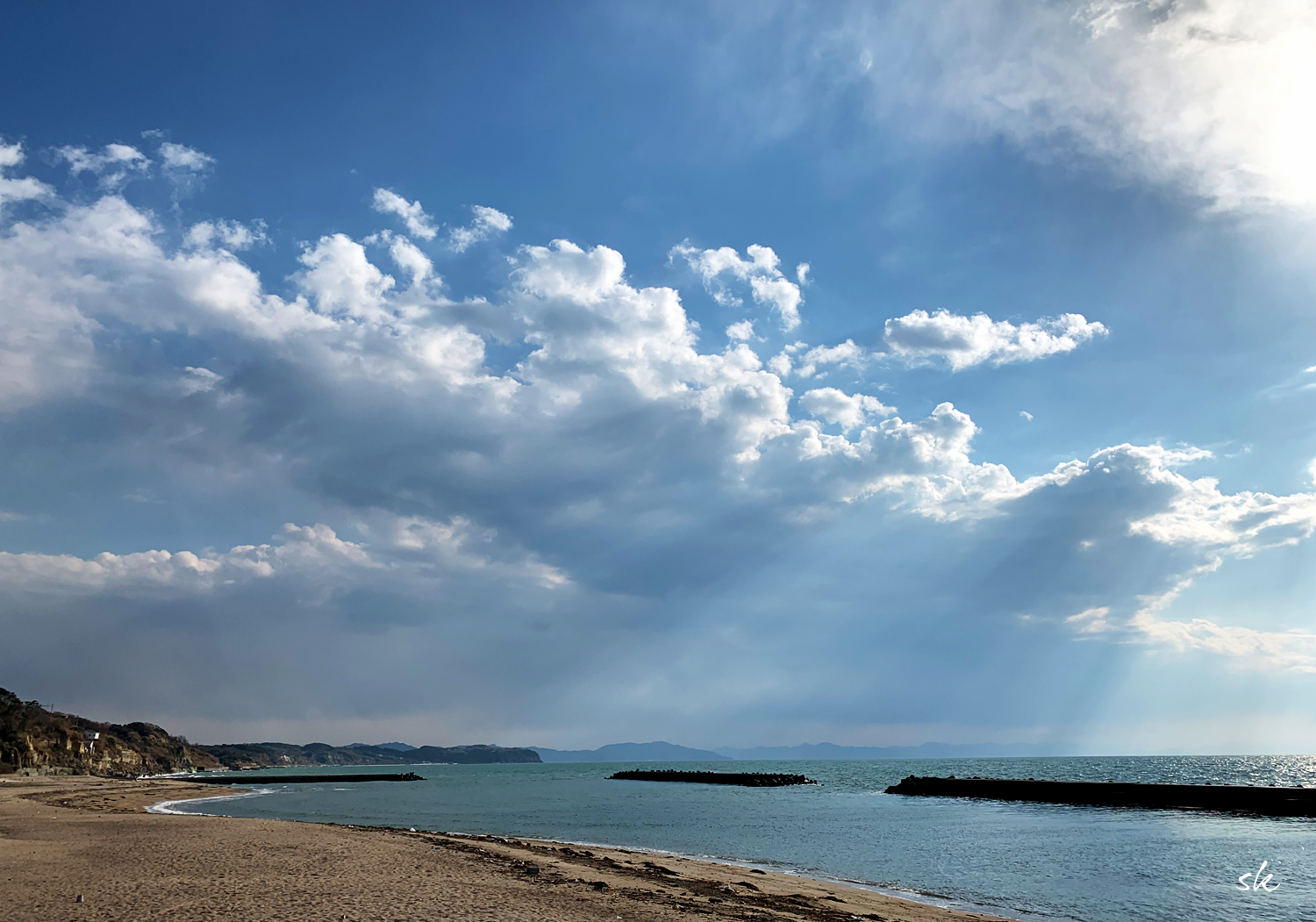 西風が強いけどBuono!と一緒に海に向かって歩く、夕焼け見えるかな？